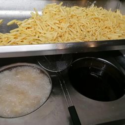 Verse frietjes ter plaatse voorgebakken mobiel frituur Blaasveld